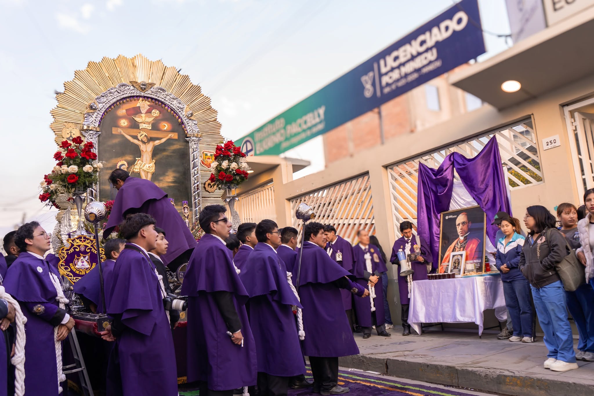 Instituto Paccelly recibe con fe y devoción al Señor de los Milagros con una hermosa alfombra de fe y esperanza